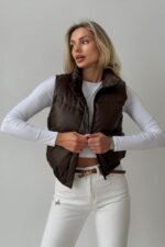 Женская Укороченная Коричневая Жилетка Безрукавка Скай с Воротником Стойкой