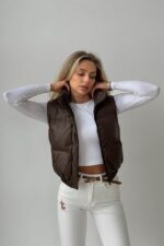 Женская Укороченная Коричневая Жилетка Безрукавка Скай с Воротником Стойкой