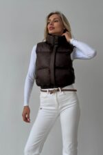 Женская Укороченная Коричневая Жилетка Безрукавка Скай с Воротником Стойкой