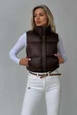 Женская Укороченная Коричневая Жилетка Безрукавка Скай с Воротником Стойкой