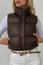Женская Укороченная Коричневая Жилетка Безрукавка Скай с Воротником Стойкой