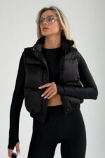 Женская Укороченная Черная Жилетка Безрукавка Скай с Воротником Стойкой