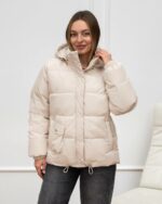 Женская Демисезонная Молочная Куртка Прямого Крою с Капюшоном