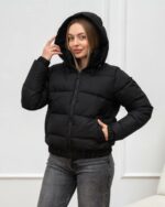 Женская Демисезонная Черная Куртка с Резинкой Внизу и на Маежетах