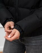 Женская Демисезонная Черная Куртка с Резинкой Внизу и на Маежетах