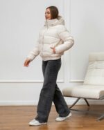 Женская Демисезонная Молочная Куртка с Резинкой Внизу и на Маежетах