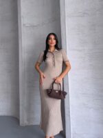 Женское Длинное Приталенное Трикотажное Мокко Платье Поло с Короткими Рукавами