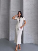 Женское Длинное Приталенное Трикотажное Молочное Платье Поло с Короткими Рукавами