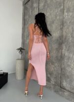 Женское Длинное Трикотажное Розовое Платье на Бретелях с Шнуровкой на Спине и Разрезом на Ноге