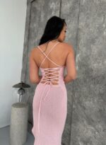 Женское Длинное Трикотажное Розовое Платье на Бретелях с Шнуровкой на Спине и Разрезом на Ноге