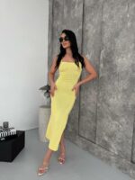 Женское Длинное Трикотажное Желтое Платье на Бретелях с Шнуровкой на Спине и Разрезом на Ноге