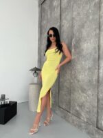 Женское Длинное Трикотажное Желтое Платье на Бретелях с Шнуровкой на Спине и Разрезом на Ноге