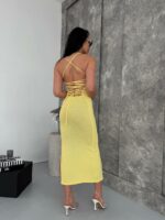 Женское Длинное Трикотажное Желтое Платье на Бретелях с Шнуровкой на Спине и Разрезом на Ноге
