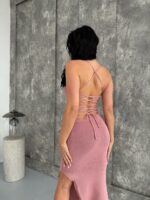 Женское Длинное Трикотажное Пудровое Платье на Бретелях с Шнуровкой на Спине и Разрезом на Ноге