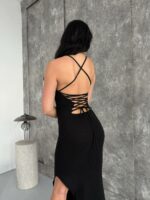 Женское Длинное Трикотажное Черное Платье на Бретелях с Шнуровкой на Спине и Разрезом на Ноге