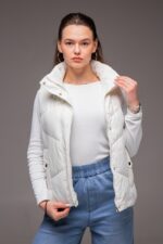 Женская Белая Жилетка Безрукавка - Стеганая с Высоким Горлом