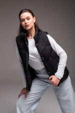 Женская Черная Жилетка Безрукавка - Стеганая с Высоким Горлом