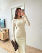 Женское Длинное Трикотажное Молочное Платье Приталенного Кроя с Открытой Спиной