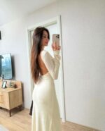 Женское Длинное Трикотажное Молочное Платье Приталенного Кроя с Открытой Спиной