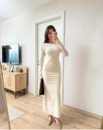 Женское Длинное Трикотажное Молочное Платье Приталенного Кроя с Открытой Спиной