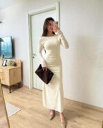 Женское Длинное Трикотажное Молочное Платье Приталенного Кроя с Открытой Спиной