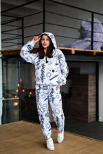Женский Белый Спортивный Костюм Плащевка в Принт (Анорак + Джоггеры)