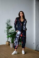 Женский Черный Спортивный Костюм Плащевка в Принт (Олимпийка + Джоггеры)