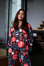 Женский Черный Спортивный Костюм Плащевка в Принт (Анорак + Джоггеры)