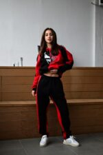 Женский Чорно-Красный Спортивный Костюм с Надписью на Спине - Утепленный на Флисе