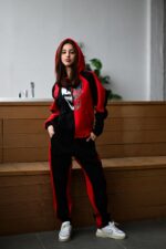 Женский Чорно-Красный Спортивный Костюм с Надписью на Спине - Утепленный на Флисе