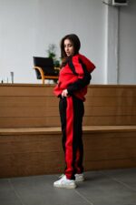 Женский Чорно-Красный Спортивный Костюм с Надписью на Спине - Утепленный на Флисе