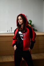 Женский Чорно-Красный Спортивный Костюм с Надписью на Спине - Утепленный на Флисе