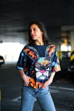 Женская Объемная Графитовая Футболка Оверсайз с Принтом Заяц