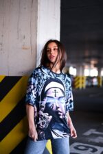 Женская Объемная Черно-Белая Футболка Оверсайз с Принтом Монашка