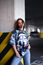 Женская Объемная Черно-Белая Футболка Оверсайз с Принтом Монашка