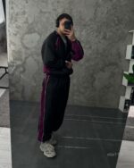 Мужской Черный Спортивный Костюм с Фиолетовыми Вставками Лампасами - Свободного Кроя Плащевка на Змейке