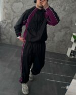 Мужской Черный Спортивный Костюм с Фиолетовыми Вставками Лампасами - Свободного Кроя Плащевка на Змейке