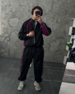Мужской Черный Спортивный Костюм с Фиолетовыми Вставками Лампасами - Свободного Кроя Плащевка на Змейке