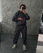 Мужской Графитовый Спортивный Костюм с Черными Вставками Лампасами - Свободного Кроя Плащевка на Змейке