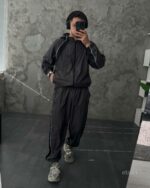 Мужской Графитовый Спортивный Костюм с Черными Вставками Лампасами - Свободного Кроя Плащевка на Змейке