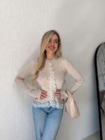 Женский Приталенный Бежевый Кардиган в Рубчик с Кружевом