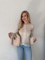 Женский Приталенный Бежевый Кардиган в Рубчик с Кружевом