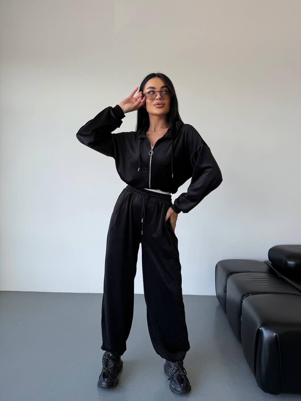 photo_2026-03-22_10-48-40 Женский Велюровый Черный Костюм Свободного Кроя - Укороченная Кофта на Молнии + Широкие Штаны