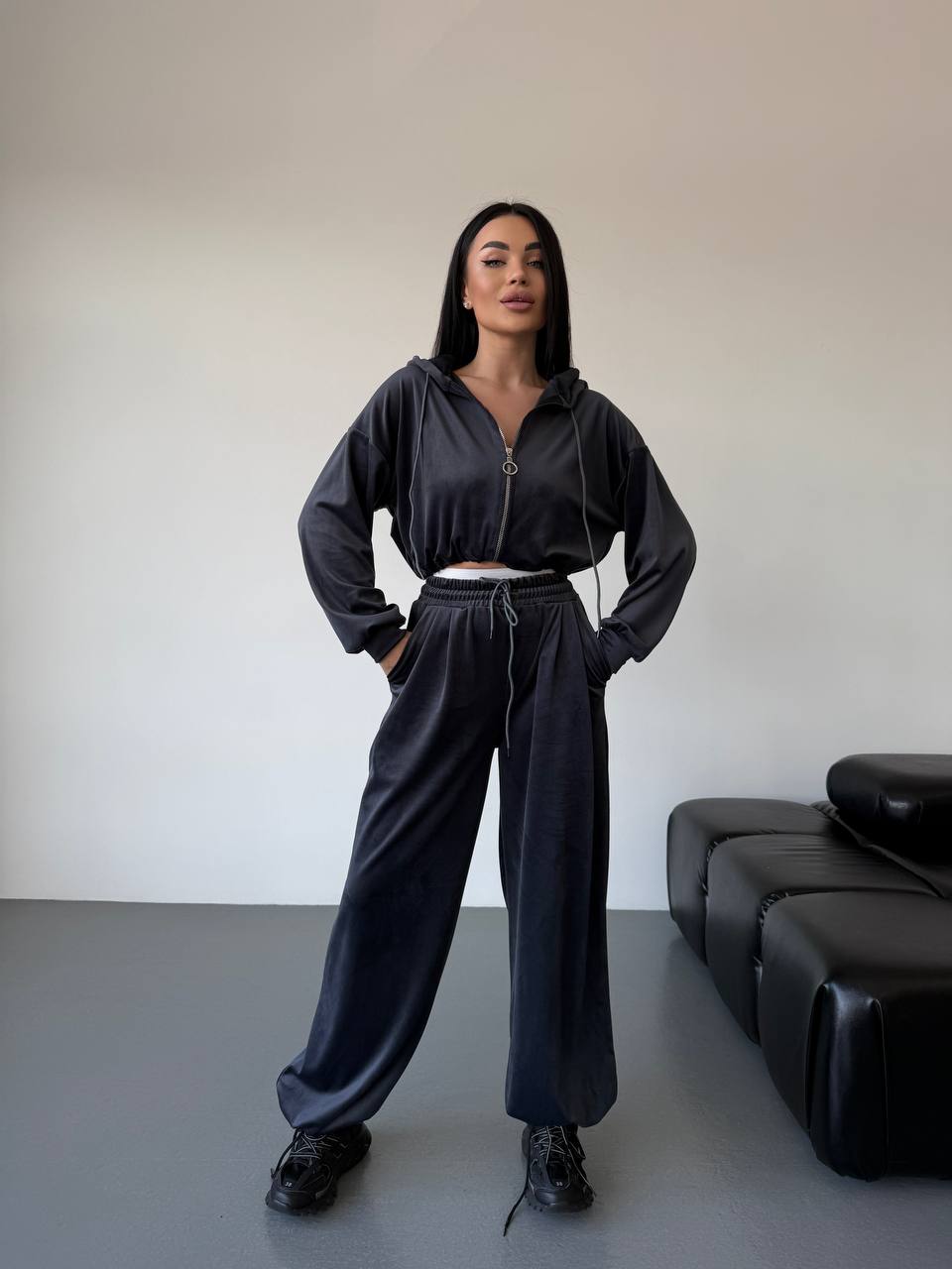 photo_2026-03-22_10-49-22 Женский Велюровый Графитовый Костюм Свободного Кроя - Укороченная Кофта на Молнии + Широкие Штаны
