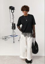 Женская Черная Футболка Оверсайз с Кружевными Рукавами и Обробкой Внизу