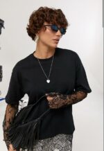 Женская Черная Футболка Оверсайз с Кружевными Рукавами и Обробкой Внизу