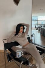 Женский Трикотажный Базовый Бежевый Костюм - Укороченная Кофта + Свободные Штаны