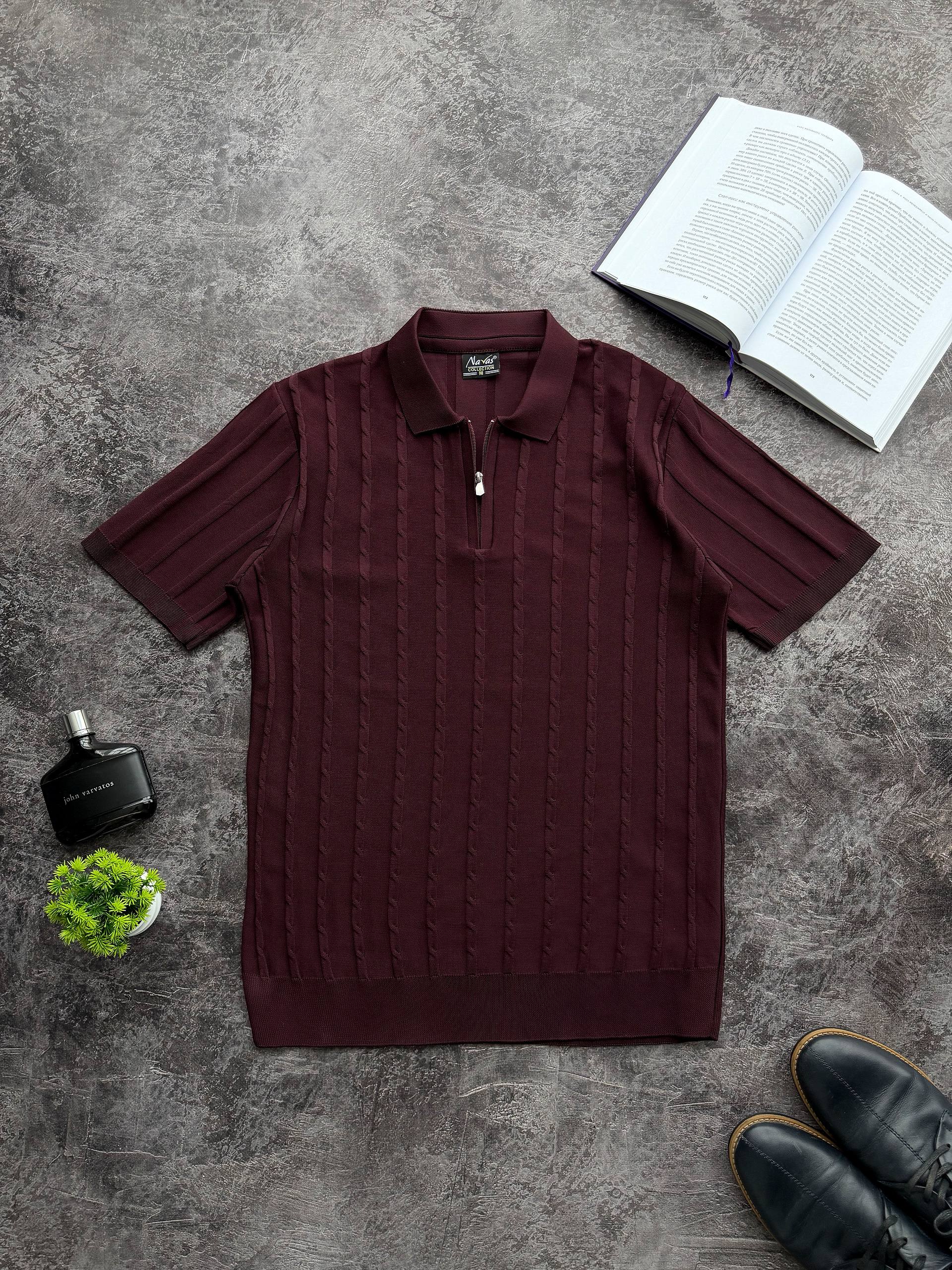 photo_2026-03-24_19-42-22 Мужская Классическая Бордовая Футболка Поло на Замке с Рельефным Узором Косичка