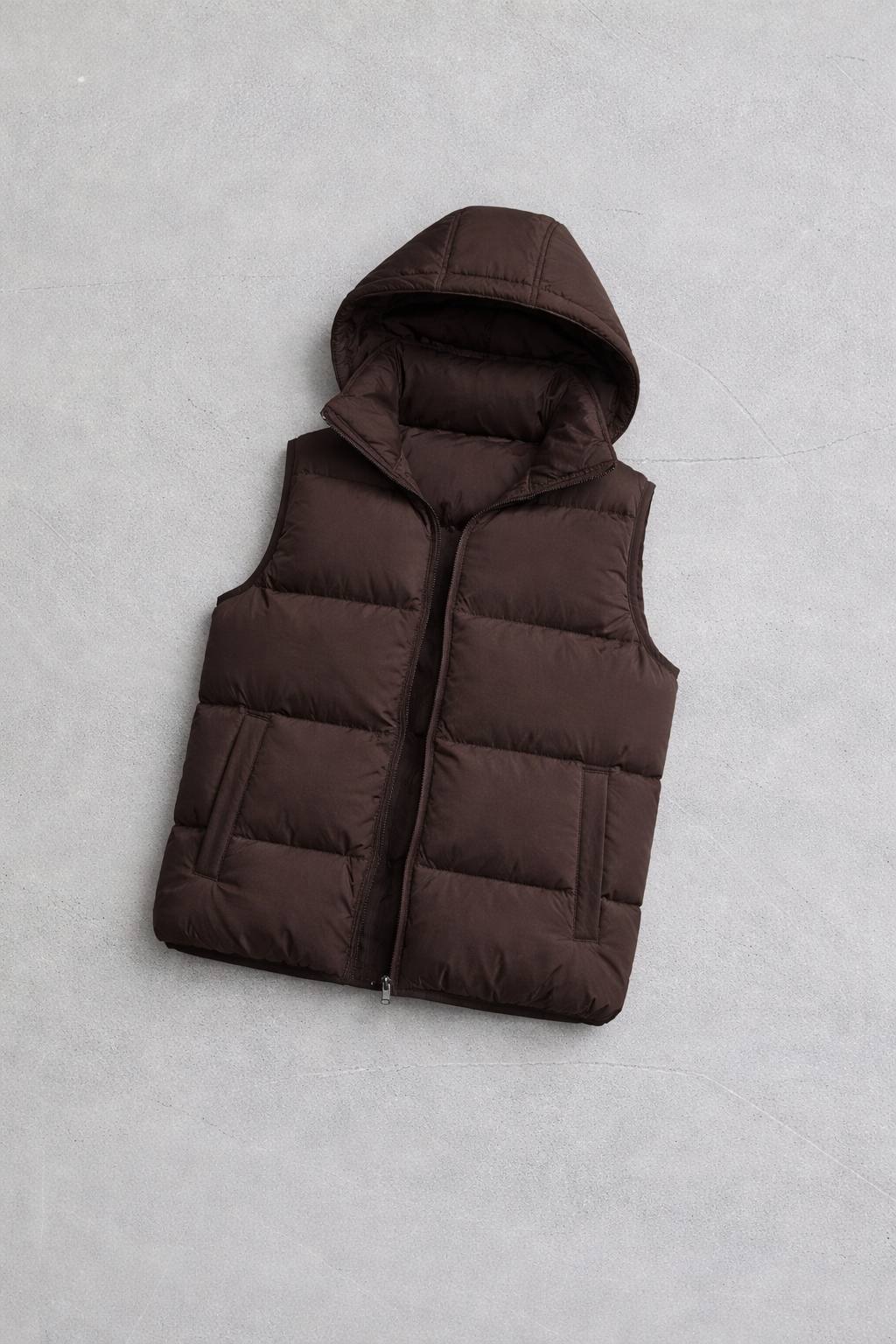 photo_2026-03-28_10-39-57 Мужская Коричневая Жилетка с Капюшоном - Базовая Стеганая Безрукавка на Молнии
