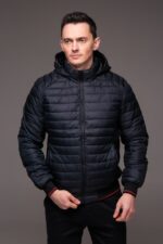 Мужская Демисезонная Стеганая Темно-Синяя Куртка с Капюшоном и Красными Полосками по Краям